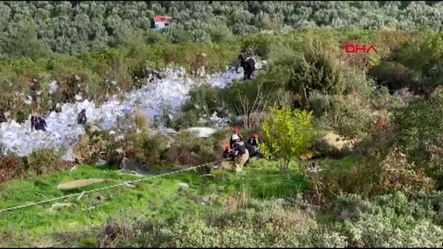 Bursa'da kağıt yüklü kamyon, uçuruma yuvarlandı