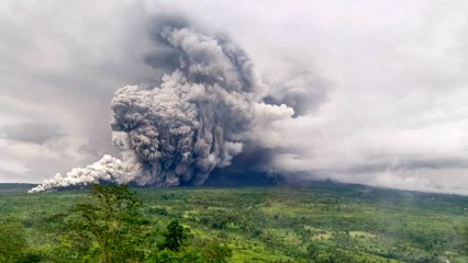 El volcán Semeru, en Indonesia, entra en erupción y se eleva el nivel de alerta al máximo