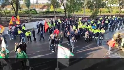 Ex Ilva, a Taranto la fabbrica occupata e blocchi stradali