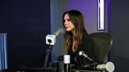 Victoria Beckham canta sul divano con il figlio Cruz e Mel C avvisa: «Pronta per la reunion»