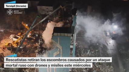 Imágenes de rescatistas retirando escombros en Ternópil, en Ucrania