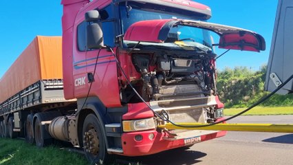 Carreta com problema mecânico causa lentidão na BR-277, em Cascavel