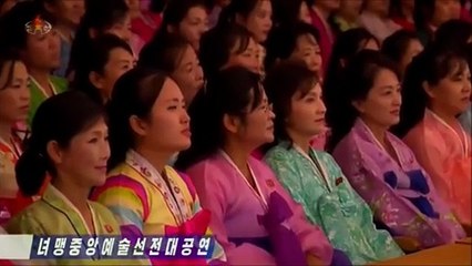 Apresentação do conjunto artístico central da União das Mulheres