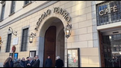 La coda al Piccolo Teatro per la camera ardente di Ornella Vanoni