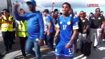 Calcio, la squadra di Cura?ao accolta dai tifosi in festa per i Mondiali