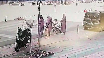 Bursa\'da korkunç kaza kamerada! Yaya geçidinde anne ve bebeğine çarptı