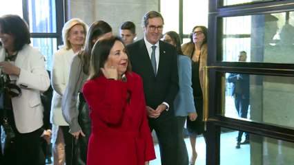 La Reina Letizia se supera a sí misma con falda de cuero negra y blusa con maxi lazada