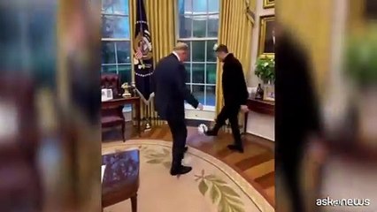Trump palleggia con Ronaldo: il video con l'AI postato dal presidente