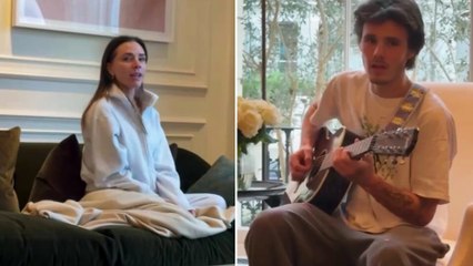 Victoria Beckham, Spice Girl casalinga: canta "Viva Forever" sul divano con il figlio Cruz