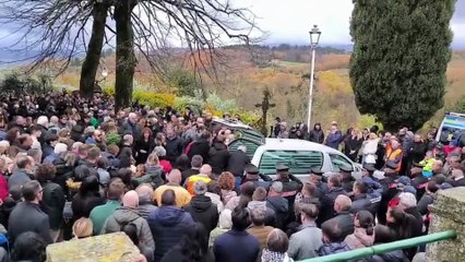 Funerale del piccolo Leo, "Supereroi" di Mr. Rain all'uscita della bara bianca