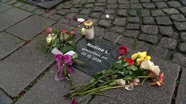 A Magdeburgo, in Germania, riapre il mercatino di Natale a un anno dall'attacco mortale con un'auto