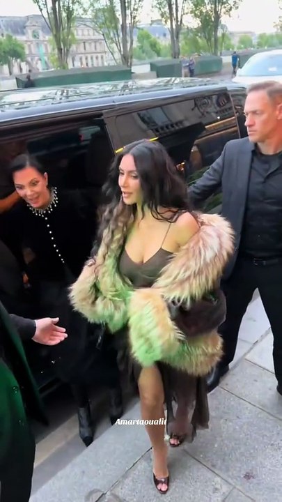 Kim Kardashian takes photos with her fans in Paris