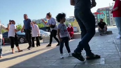 Kadınlar hastane önünde birbirlerine girdi!