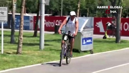 Caddebostan plajında denize giren vatandaş: "Benim için Bodrum da burası Yalıkavak da burası"