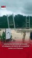 🌧️ Un río desbordado en #Vietnam se llevó un puente entero, demostrando la fuerza devastadora de las inundaciones.