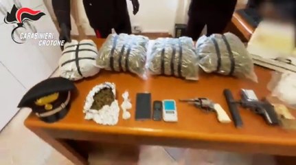 Strongoli (KR) - Scoperto arsenale tra la droga: arrestato commerciante (20.11.25)