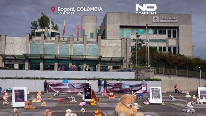 Kolombiya'da çocuk istismarı oyuncak bebeklerle protesto edildi