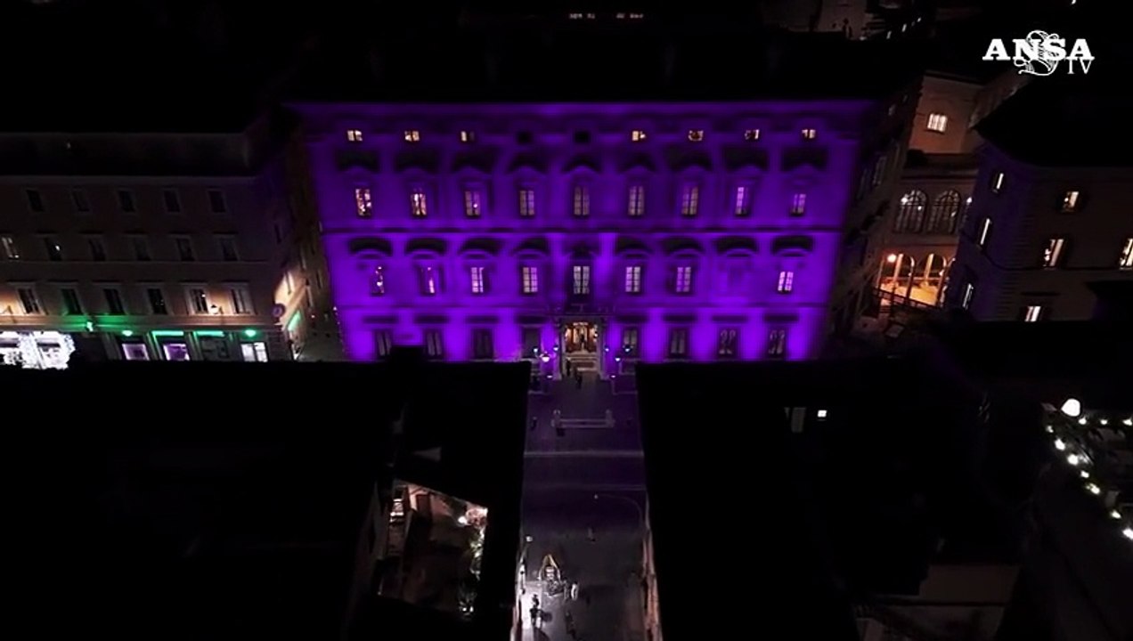 La facciata di Palazzo Madama illuminata di viola contro il tumore al pancreas