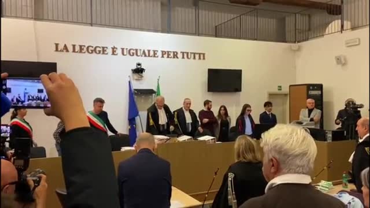 La lettura della sentenza per l'omicidio di Sofia Stefani: l'ex comandante Gualandi condannato anche al maxi risarcimento