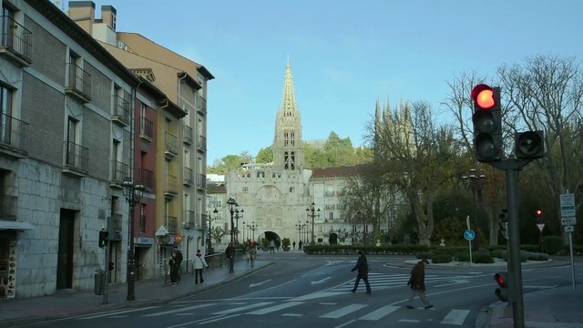 Las polémicas puertas de Antonio López ya están en la Catedral de Burgos