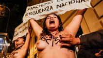 Activistas protestan ante la parroquia donde se celebra una misa por Franco