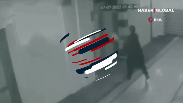 Gaziantep'in Şehitkamil ilçesinde bir kişi, benzin dökerek camiyi yakmaya çalıştı!