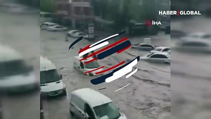 Başkent'te sağanak yağmur... Aracın üzerine çıktılar