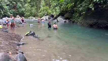 La joya oculta de La Fortuna: una playa dentro del río que pocos han visto
