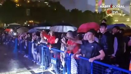 Eypio, sağanak yağış altında konser verdi