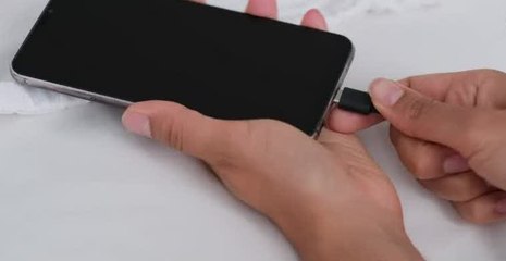 Bomberos alertan por el peligro de cargar el celular mientras se duerme