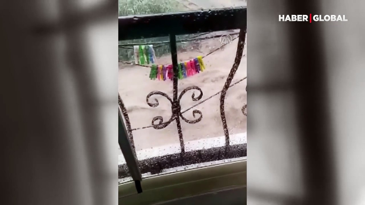 Ankara'da sel sularına kapılan motokurye yaşam savaşı veriyor! Kurtarılma anı kamerada...