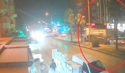 Adana'da otomobilin, TIR'a çarptığı kaza kamerada