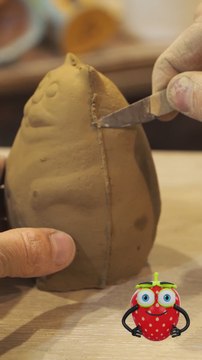 Adorable cat sculpture for ceramic lovers! 😻🎨 #ceramics #art