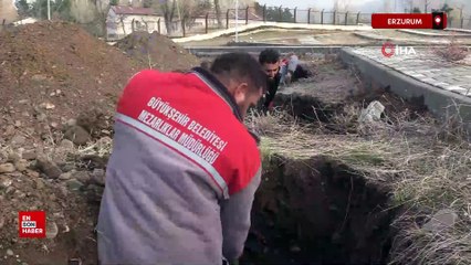 Erzurum'da kış öncesi mezar hazırlığı