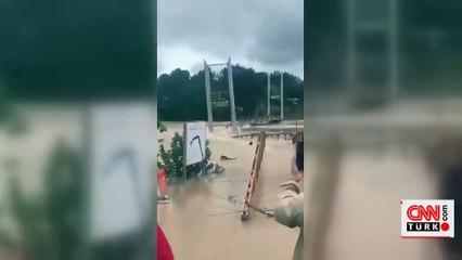 Vietnam’da sel köprüyü böyle yıktı