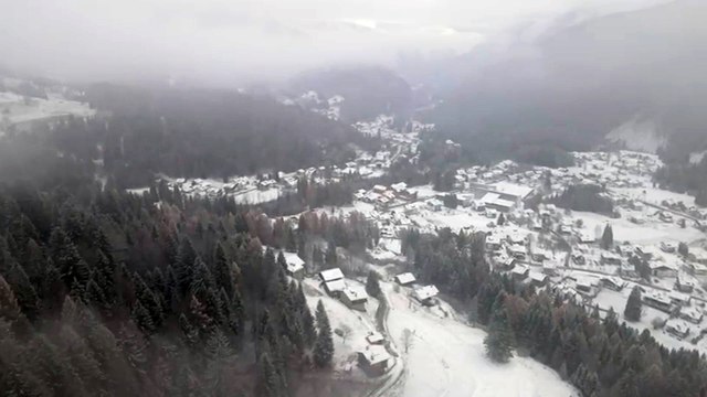 Prima neve sulle Dolomiti: lo spettacolo bianco sulle vette bellunesi