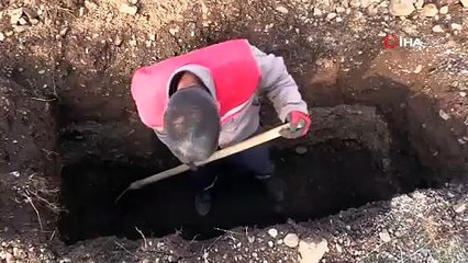 Erzurum’da kış öncesi mezar hazırlığı