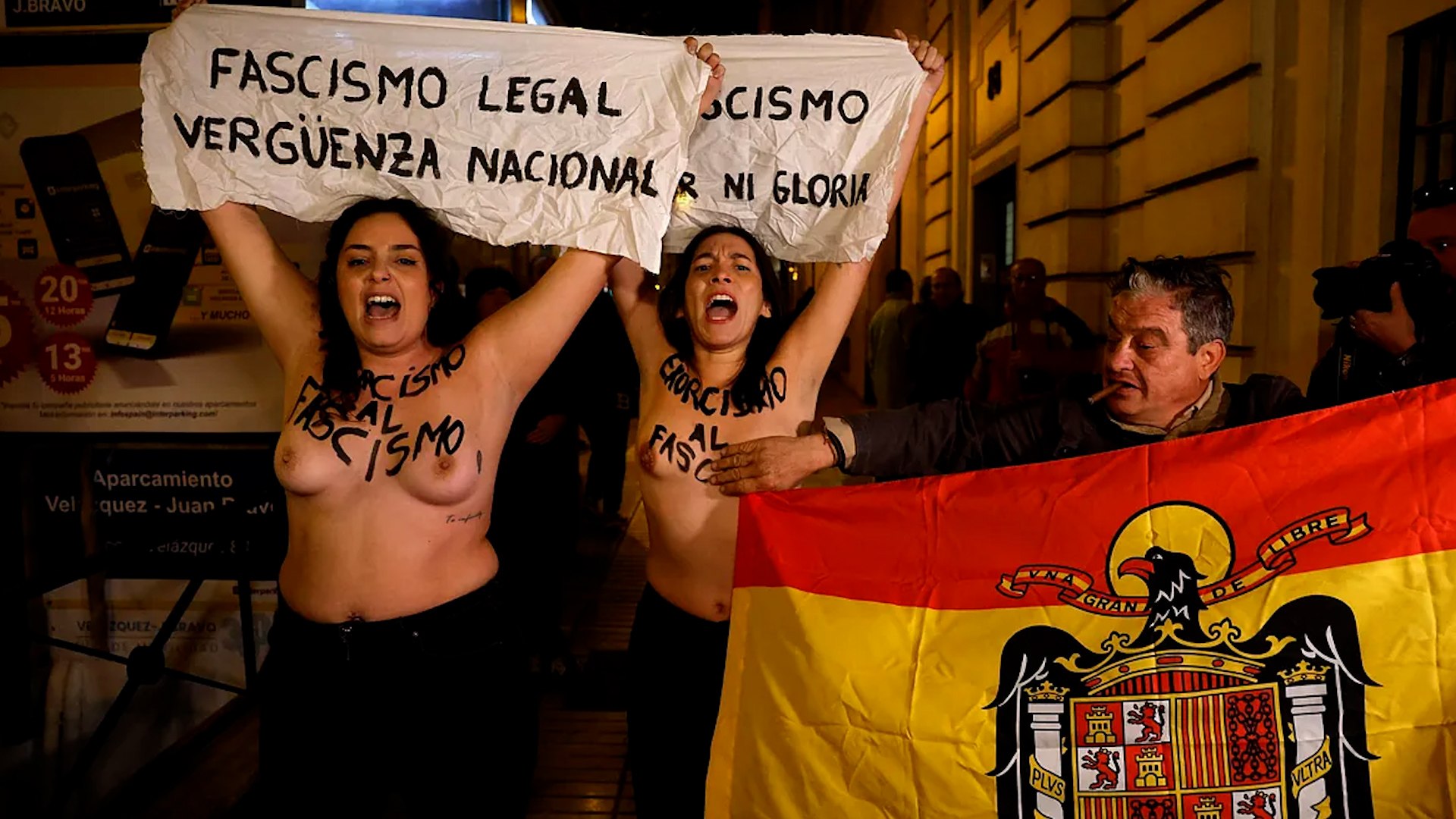 La misa en honor al aniversario de la muerte del dictador Francisco Franco volvi� a reunir, una vez m�s, a cientos de simpatizantes franquistas. M�s de 250 personas acudieron anoche a la tradicional ceremonia organizada cada a�o por la familia del dictador, un acto que contin�a generando pol�mica y rechazo social.

Durante la concentraci�n, dos activistas de Femen irrumpieron con el torso desnudo para protestar contra la celebraci�n religiosa y denunciar la persistencia de s�mbolos y homenajes franquistas en pleno siglo XXI. Su aparici�n buscaba visibilizar el rechazo al legado del r�gimen y llamar la atenci�n sobre la necesidad de avanzar hacia una memoria democr�tica plena.

Sin embargo, varios asistentes reaccionaron de manera agresiva. Seg�n las im�genes y testimonios, algunos congregados llegaron a manosear los pechos de las activistas mientras las increpaban, intentando acallarlas y expulsarlas del lugar. Pese al incidente, las protestantes mantuvieron su mensaje contra los actos de exaltaci�n franquista.

La escena reabre el debate sobre la presencia p�blica de actos de homenaje a Franco y el papel de colectivos como Femen en la denuncia de estas celebraciones. Cada a�o, la misa por el dictador vuelve a situar el foco en la necesidad de reflexionar sobre memoria hist�rica, derechos civiles y libertad de expresi�n en Espa�a.