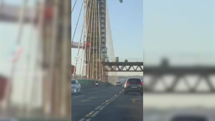 Un baño portátil cae desde lo alto del puente de Sevilla y deja la carretera llena de residuos fecales