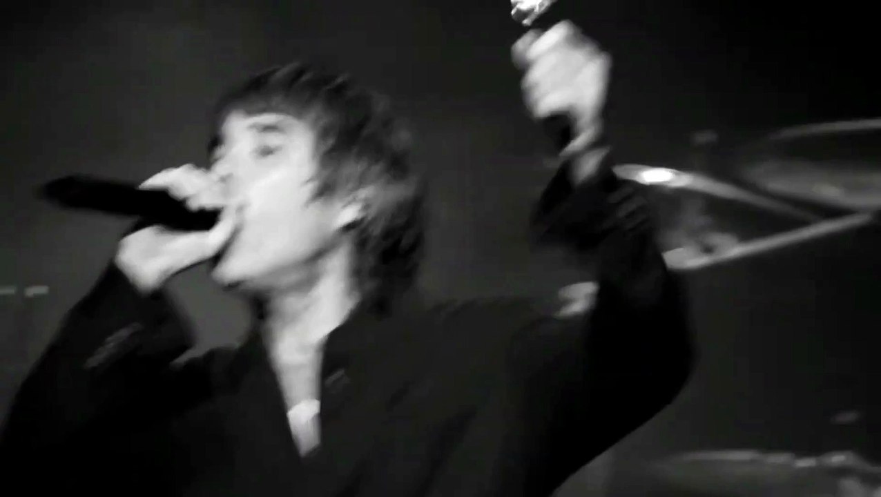 Les Stone Roses chantent "I Wanna Be Adored"