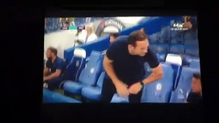 Willian ghi bàn ở chấm 11m nâng tỉ số lên 2-1