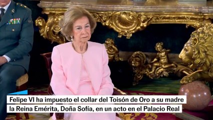 Felipe VI impone el collar del Toisón de Oro a su madre la Reina Emérita, Doña Sofía