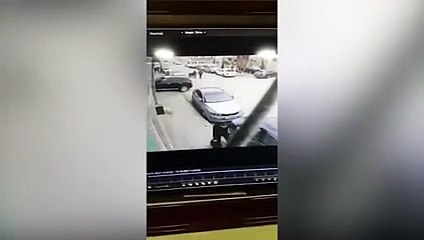 بالفيديو سرقة حقيبة مجوهرات من عامل بمحل مجوهرات