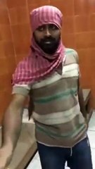 بالفيديو عامل بأحد المخابز بالسعودية يضع سيجارة على رغيف عيش