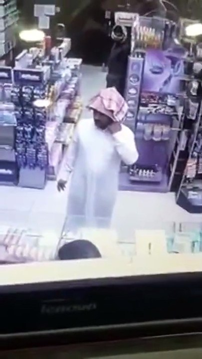 بالفيديو سطو مسلح على صيدلية بالسعودية وشجاعة زبون انقذت الموقف