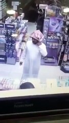 بالفيديو سطو مسلح على صيدلية بالسعودية وشجاعة زبون انقذت الموقف