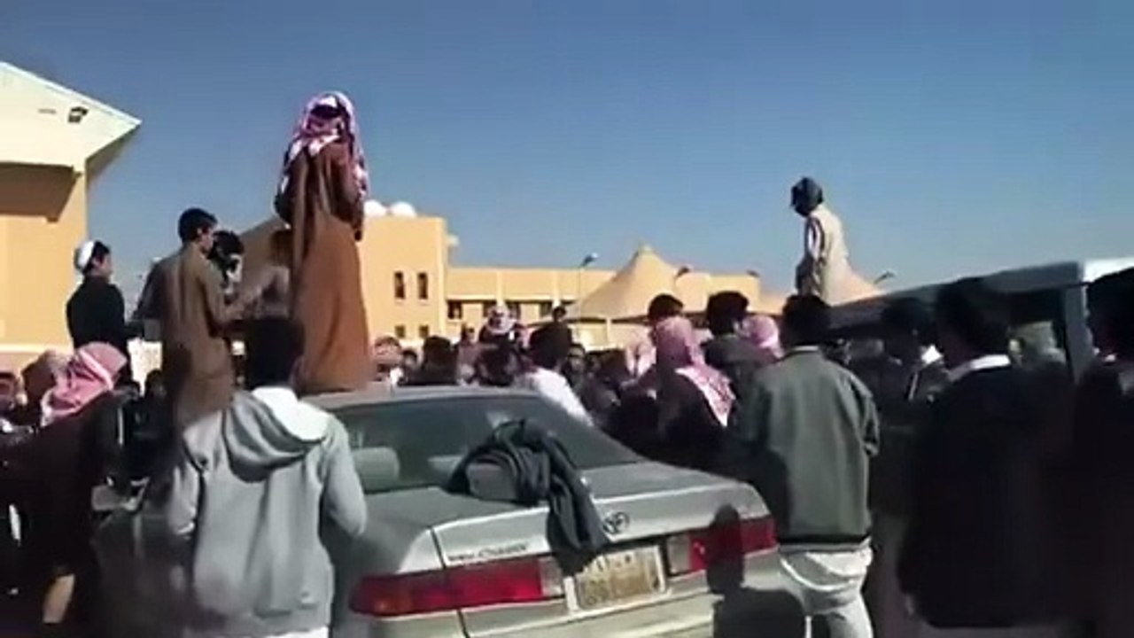 بالفيديو مضاربة جماعية عنيفة بين طلاب مدرسة ثانوية بالسعودية