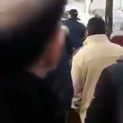 بالفيديو متشدد يحطم تمثال في ميدان عام بداعي العري وقوات الشرطة تتدخل