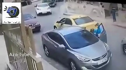 بالفيديو اعتداء جنوني لصاحب سيارة بالسيف على سائق سيارة اخرى لأولوية المرور