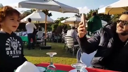 شاهدي ابن رامز جلال يُغنّي لوالده.. وهذا ردّ فعل رامز